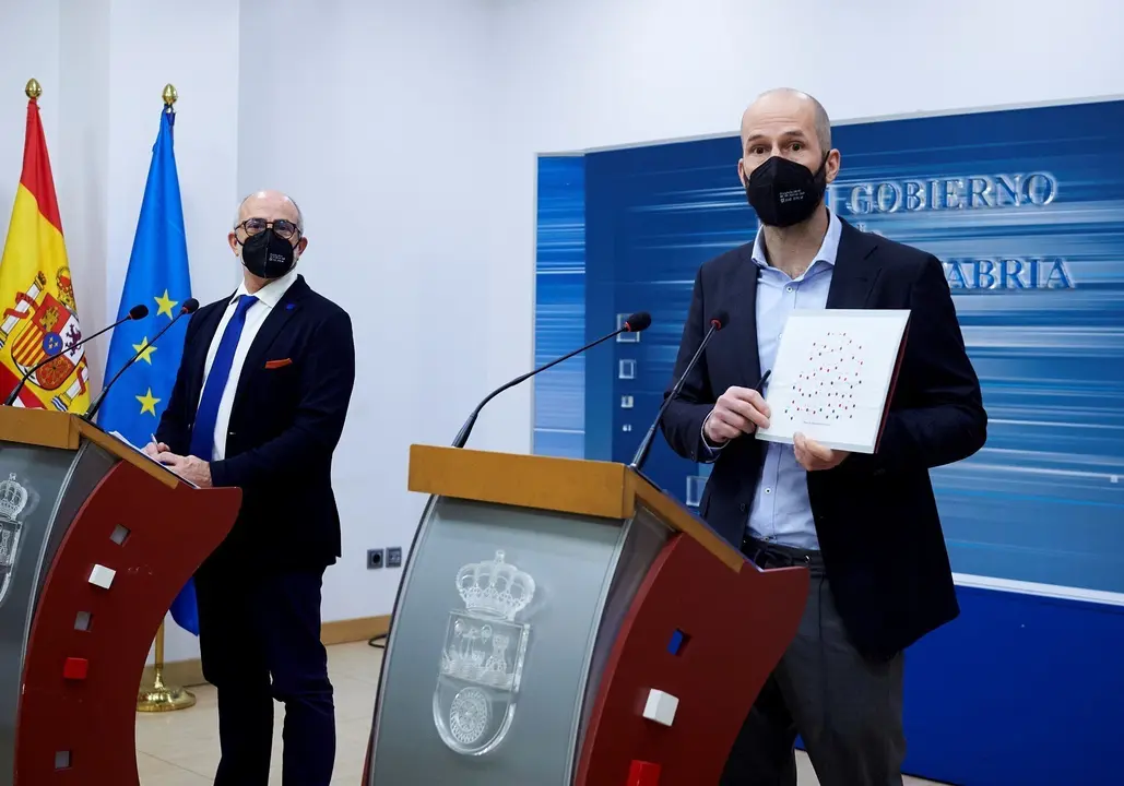 Archivo - El consejero de Sanidad de Cantabria, Miguel Rodr&iacute;guez, acompa&ntilde;ado del director general de Salud P&uacute;blica, Reinhard Wallmann