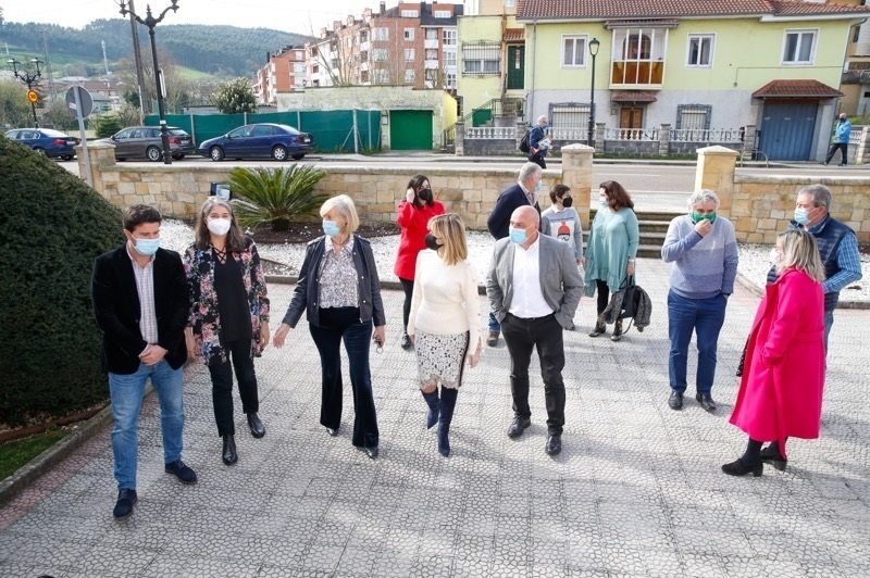 Imagen de la llegada de la consejera al Ayuntamiento de Piélagos