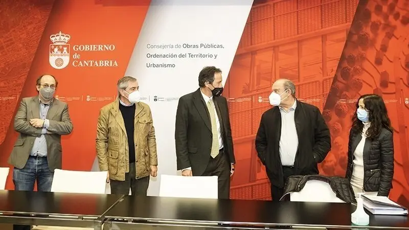 11:00 horas. Despacho del consejero de Obras P&uacute;blicas, Ordenaci&oacute;n del Territorio y Urbanismo
El consejero de Obras P&uacute;blicas, Ordenaci&oacute;n del Territorio y Urbanismo, Jos&eacute; Luis Gochicoa, se re&uacute;ne con miembros de la Corporaci&oacute;n municipal de Suances.
11 DE MARZO DE 2021
FOTOGRAF&Iacute;A: SILVIA BOUZO