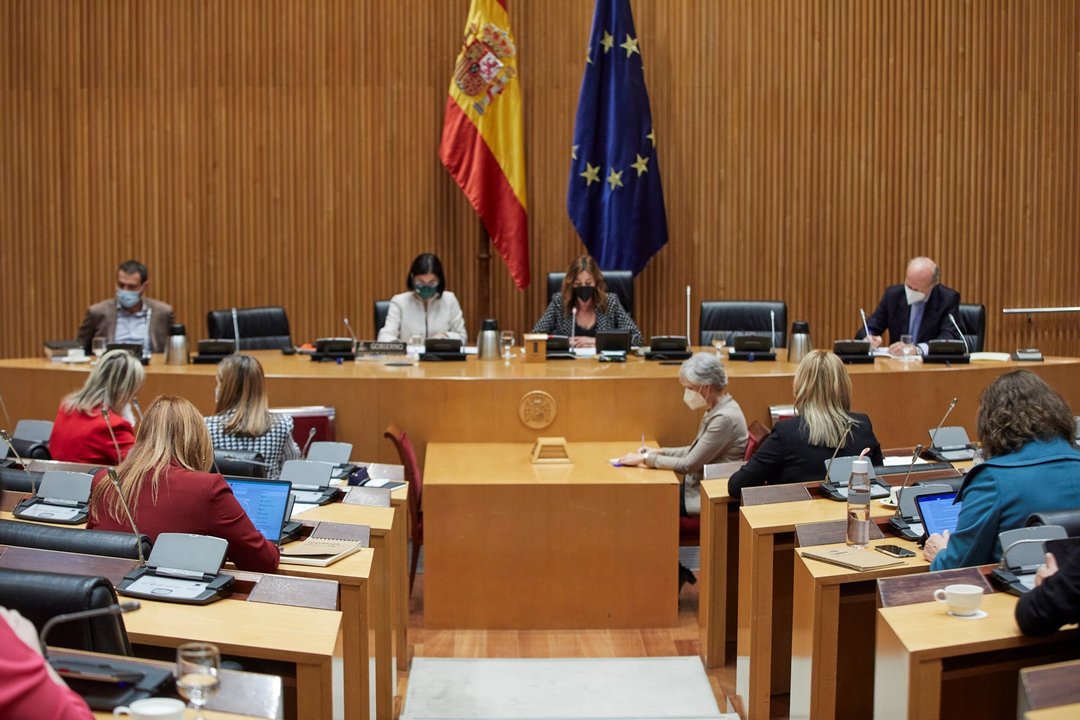 La ministra de Sanidad, Carolina Darias (i), y la presidenta de la Comisión de Sanidad, Rosa María Romero, comparecen en la Comisión de Sanidad y Consumo en la Sala Ernest Lluch del Congreso de los Diputados, en Madrid, (España), a 11 de marzo de 2021. En