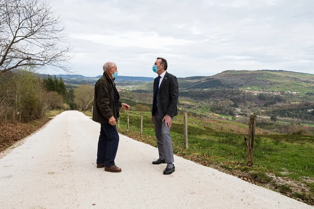 El consejero de Desarrollo Rura, Guillermo Blanco, visita la mejora del Camino de las Prader&iacute;as, en Cades.