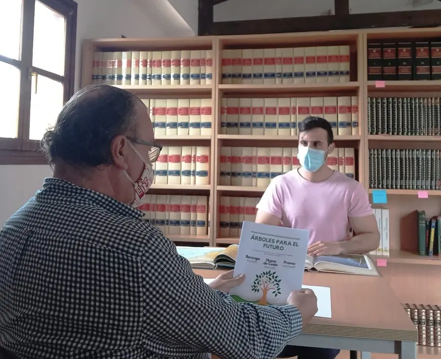 El teniente de alcalde, Alejandro Llano, durante la organizaci&oacute;n de la campa&ntilde;a '&Aacute;rboles para el Futuro junto a  voluntarios