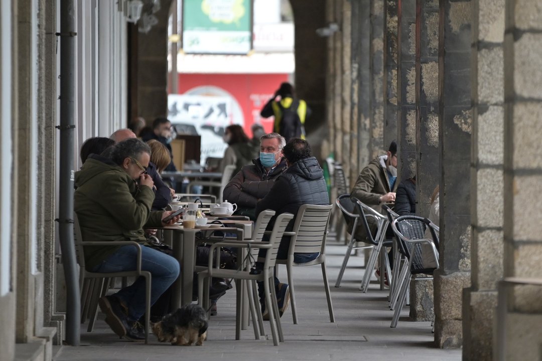 Varios comensales disfrutan en la terraza de un establecimiento durante el primer día de la reapertura del interior de los bares y restaurantes en A Coruña, Galicia (España), a 8 de marzo de 2021. Desde hoy la Xunta permite la apertura de las áreas sanita