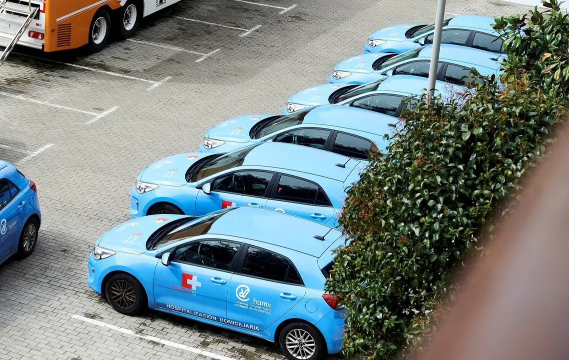 Archivo - Veh&iacute;culos de hospitalizaci&oacute;n domiciliaria de Valdecilla.