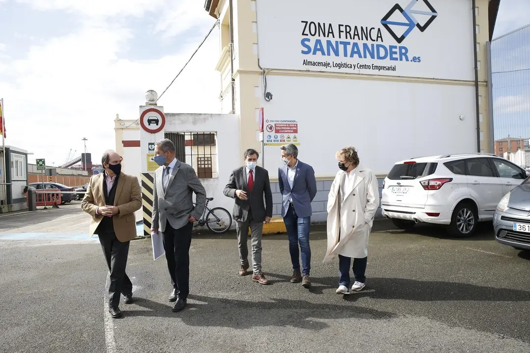 El vicepresidente y consejero de Universidades, Igualdad, Cultura y Deporte, Pablo Zuloaga, se re&uacute;ne con el delegado especial del Estado en el Consorcio de la Zona Franca de Santander, Francisco Fern&aacute;ndez Ma&ntilde;anes.