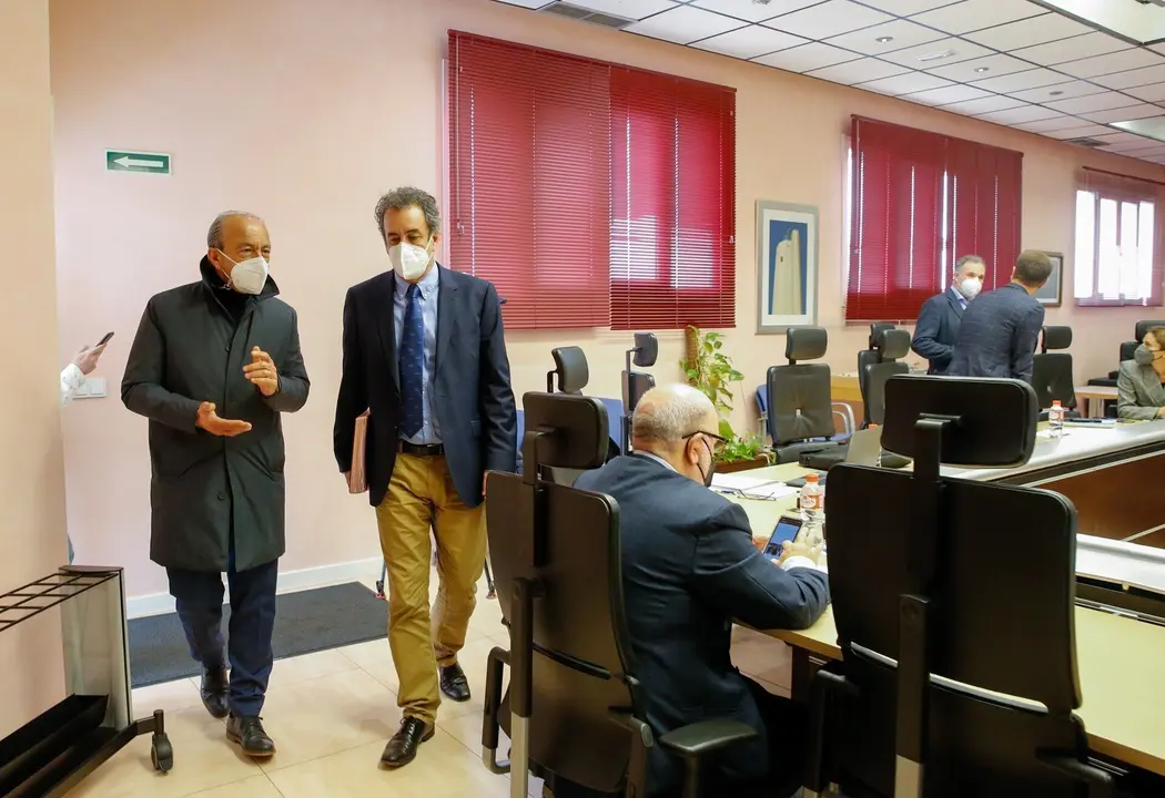 El consejero de Industria, Turismo, Innovaci&oacute;n, Transporte y Comercio, Javier L&oacute;pez Marcano, y el presidente de la Autoridad Portuaria, Francisco Mart&iacute;n, en el Consejo de Administraci&oacute;n.