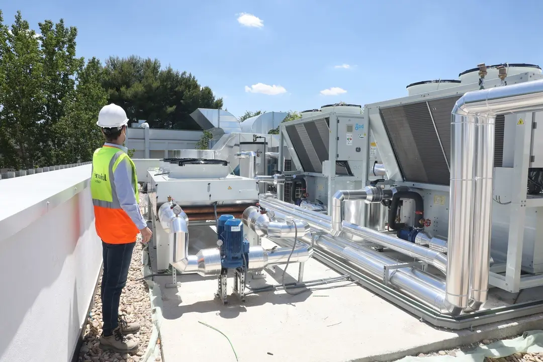 Archivo - Un trabajador camina por el tejado de la piscina cubierta del Centro Deportivo Municipal de Casa de Campo durante la visita de la concejala de Moncloa-Aravaca, Loreto Sordo y la delegada de Obras y Equipamientos, Paloma Garc&iacute;a Romero, para conoc