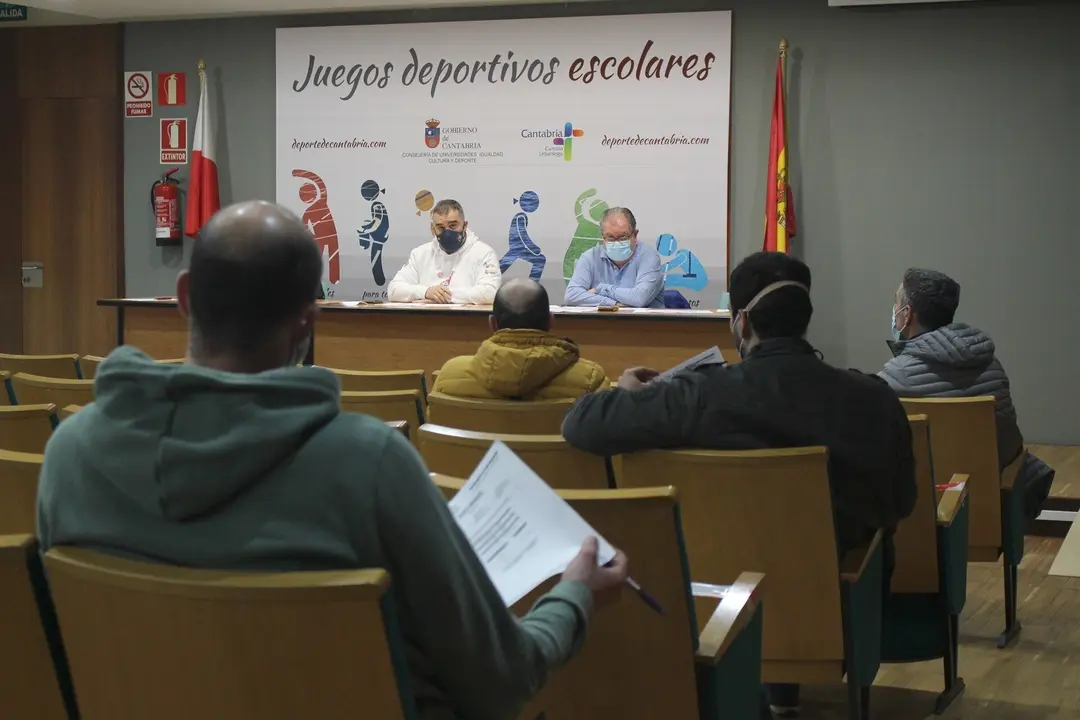Reuni&oacute;n entre la Federaci&oacute;n C&aacute;ntabra de Balonmano y los clubes infantiles y cadetes
