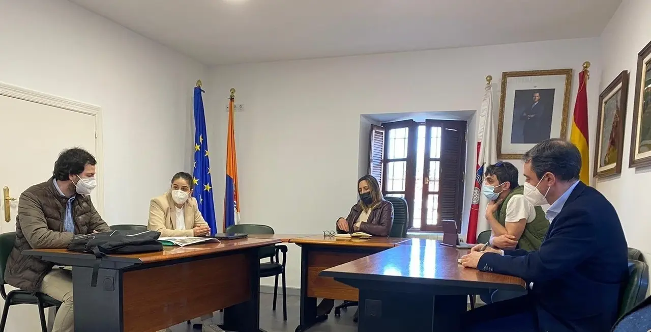 Reuni&oacute;n de la alcaldesa, Gema Perojo, con los presidentes de las Juntas Vecinales de Ria&ntilde;o y Sol&oacute;rzano, el equipo redactor de las alegaciones y la empresa Green Capital Power.
