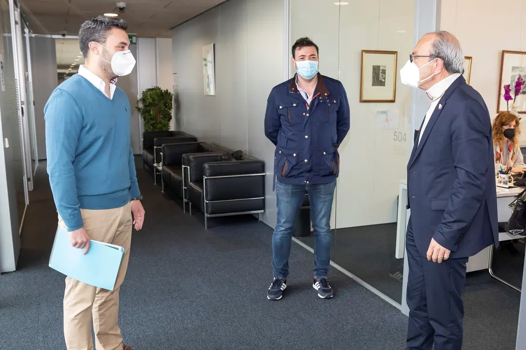 El consejero de Industria, Turismo, Innovaci&oacute;n, Transporte y Comercio, Javier L&oacute;pez Marcano, recibe al alcalde de Ribamont&aacute;n al Monte, Joaqu&iacute;n Arco.