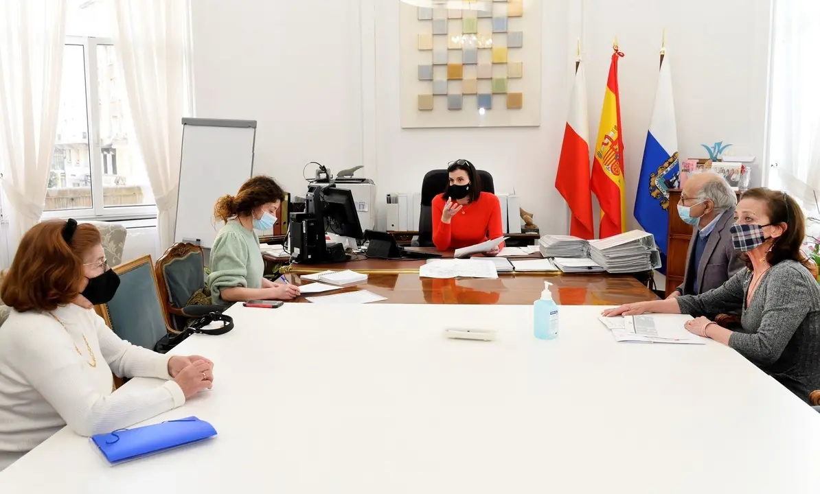 La alcaldesa de Santander, Gema Igual (centro), y otros representantes municipales, se re&uacute;nen con integrantes de la Asociaci&oacute;n de Vecinos de San Rom&aacute;n