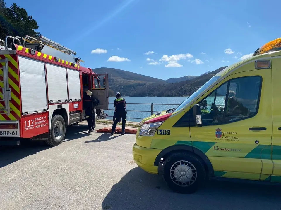 Bomberos del 112 y 061 han atendido a una ciclista herida en San Miguel de Aguayo