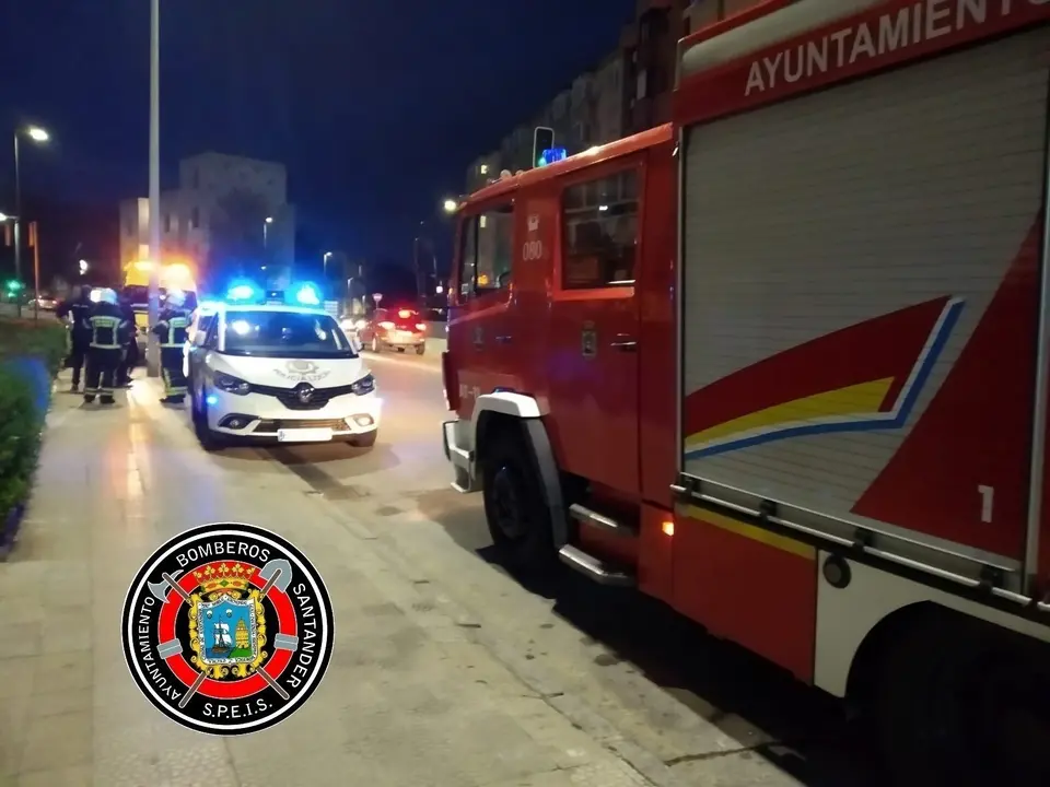 Los Bomberos de Santander y Polic&iacute;a en la zona de General D&aacute;vila donde ocurri&oacute; el incendio en esta vivienda