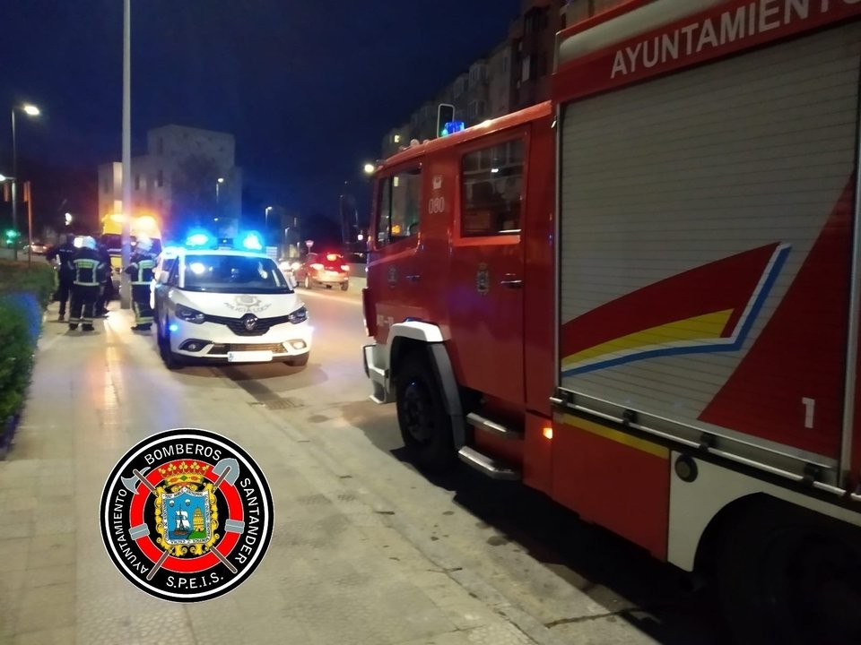 Los Bomberos de Santander y Policía en la zona de General Dávila donde ocurrió el incendio en esta vivienda