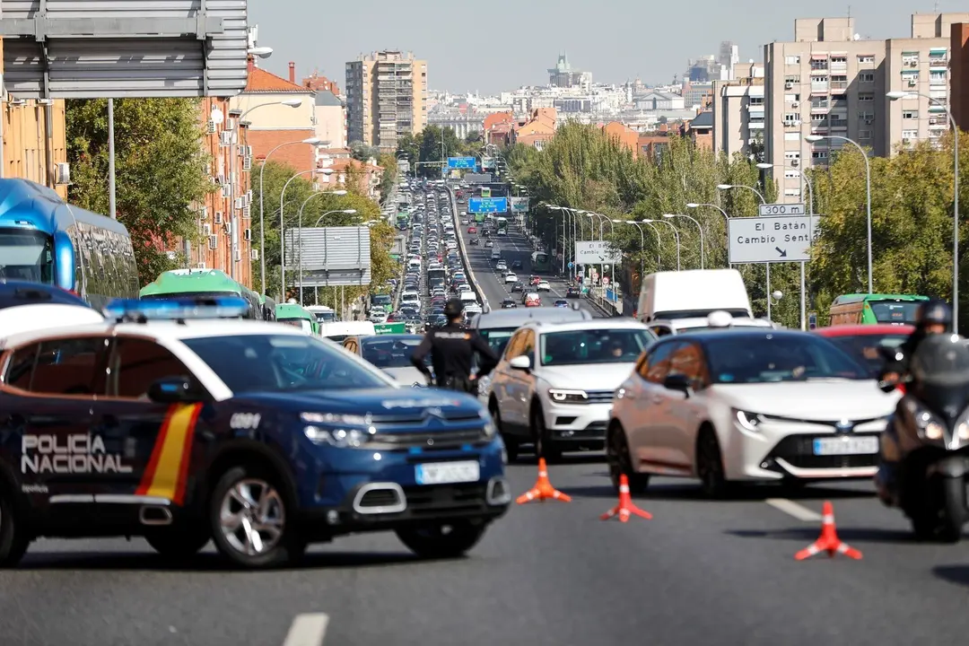 Archivo - Agentes de Polic&iacute;a Nacional durante un control en la carretera A-5, en Madrid, el 9 de octubre de 2020