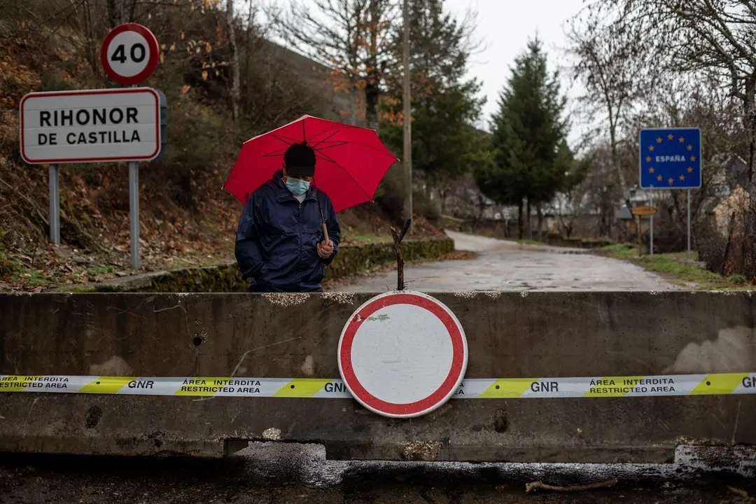 Archivo - Un hombre pasea alrededor del cierre de la frontera de Rihonor/Rio de Onor en la Sierra de la Culebra (Zamora) con Portugal, en Zamora, Castilla y Le&oacute;n (Espa&ntilde;a), a 7 de febrero de 2021. El Gobierno de Portugal decidi&oacute; cerrar las fronteras con Es