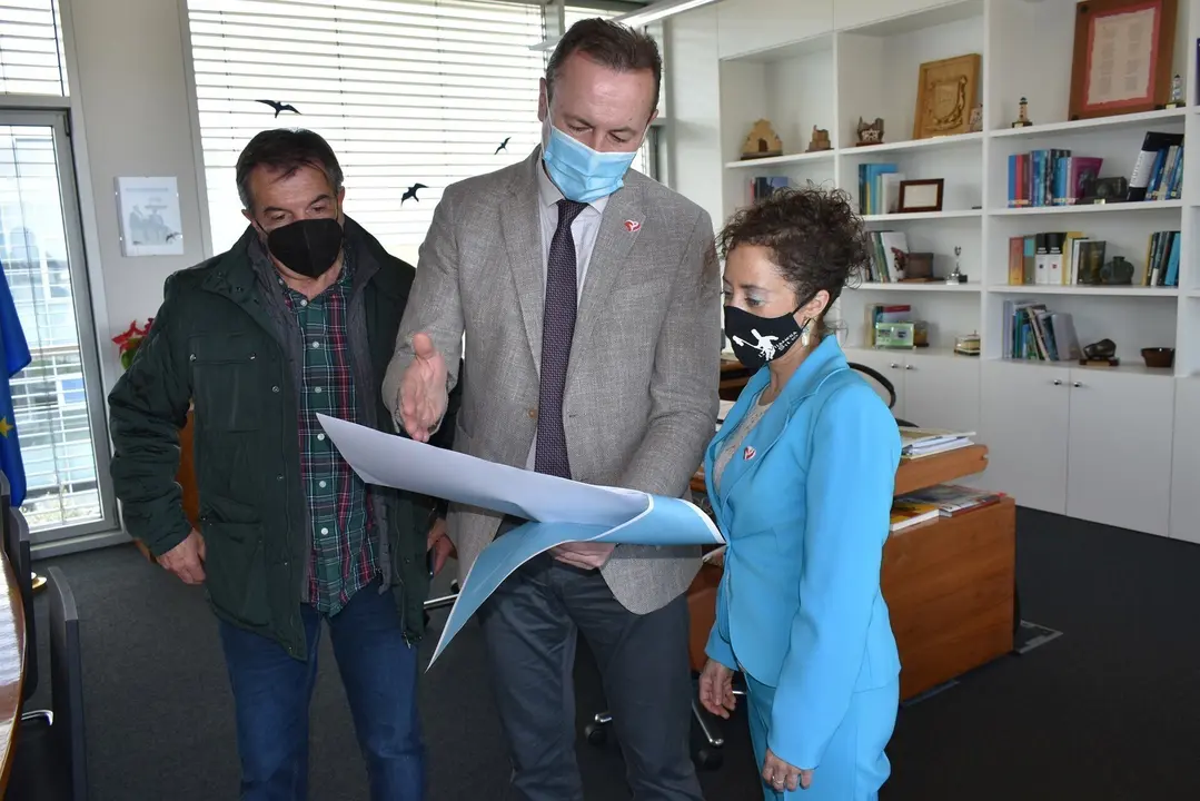 12:30 Despacho Del Consejero El Consejero De Desarrollo Rural, Ganader&iacute;a, Pesca, Alimentaci&oacute;n Y Medio Ambiente, Guillermo Blanco, Se Re&uacute;ne Con La Alcaldesa De Molledo, Ver&oacute;nica Mantec&oacute;n. (C) Oficina De Comunicaci&oacute;n Del Gobierno De Cantabria