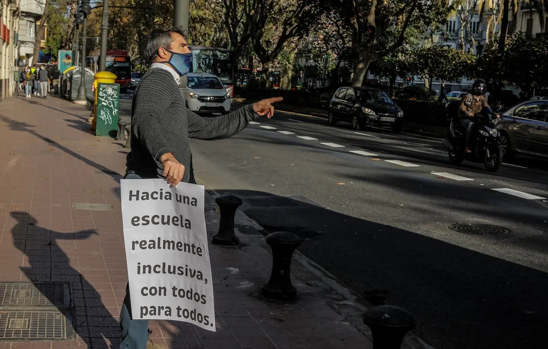 Archivo - Un hombre porta un cartel reivindicativo durante el d&iacute;a en que autobuses escolares de colegios concertados recorren la ciudad con lazos naranja en protesta contra la &lsquo;Ley Cela&aacute;&rsquo;, que se vota hoy en el Congreso de los Diputados, en Valencia, Comu