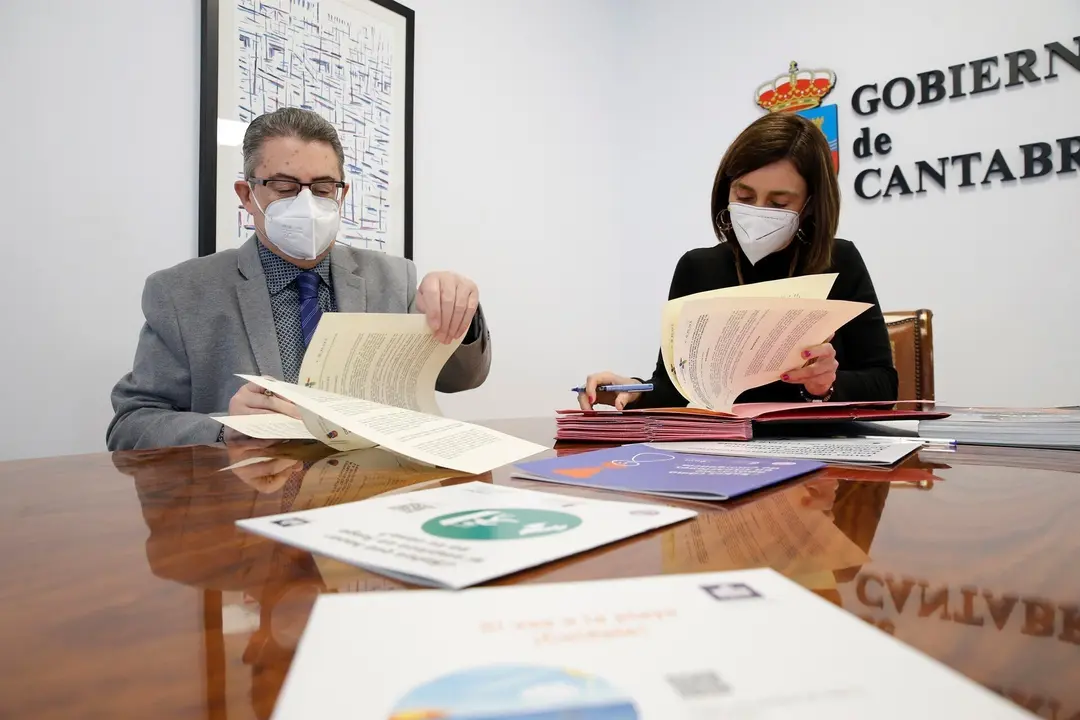 La Consejera De Presidencia, Interior, Justicia Y Acci&oacute;n Exterior, Paula Fern&aacute;ndez Via&ntilde;a, Firma Un Convenio De Colaboraci&oacute;n Con El Presidente De CERMI De Cantabria, Ignacio Fern&aacute;ndez.