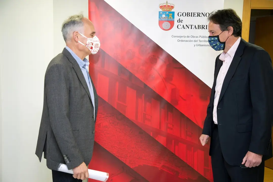 El consejero de Obras P&uacute;blicas, Jos&eacute; Luis Gochicoa (d), y el alcalde de Soba, Juli&aacute;n Fuentecilla