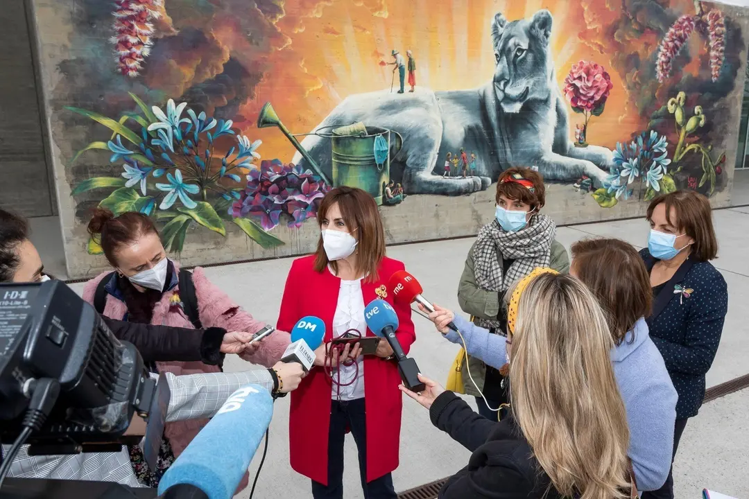La consejera de Empleo y Pol&iacute;ticas Sociales, Ana Bel&eacute;n &Aacute;lvarez, presenta el mural realizado por la artista Laura Rodr&iacute;guez que reconoce la labor de los Servicios Sociales durante la pandemia