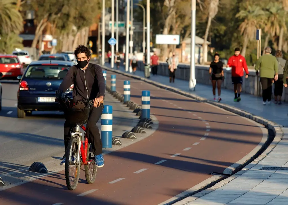 Archivo - Un grupo de personas practican deportes al aire libre con mascarillas 