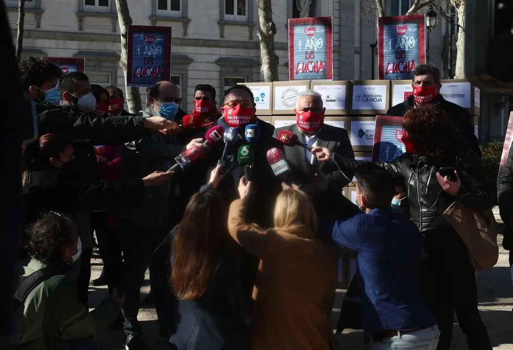 El presidente de Hosteler&iacute;a de Espa&ntilde;a, Jos&eacute; Luis Yzuel Sanz, responde a los medios en una concentraci&oacute;n convocada frente al Tribunal Supremo por la situaci&oacute;n a la que se enfrenta el sector hostelero desde el inicio de la pandemia