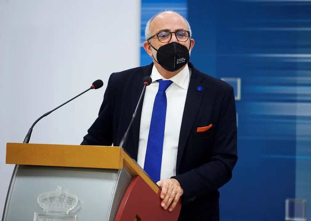 Archivo - El consejero de Sanidad de Cantabria, Miguel Rodr&iacute;guez