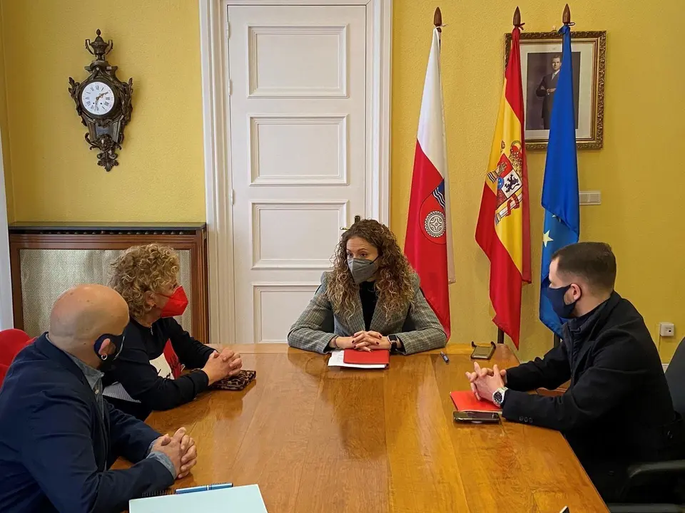 La delegada del Gobierno, Ainoa Qui&ntilde;ones, con la presidenta del Colegio de Enfermer&iacute;a, Mariluz Fern&aacute;ndez