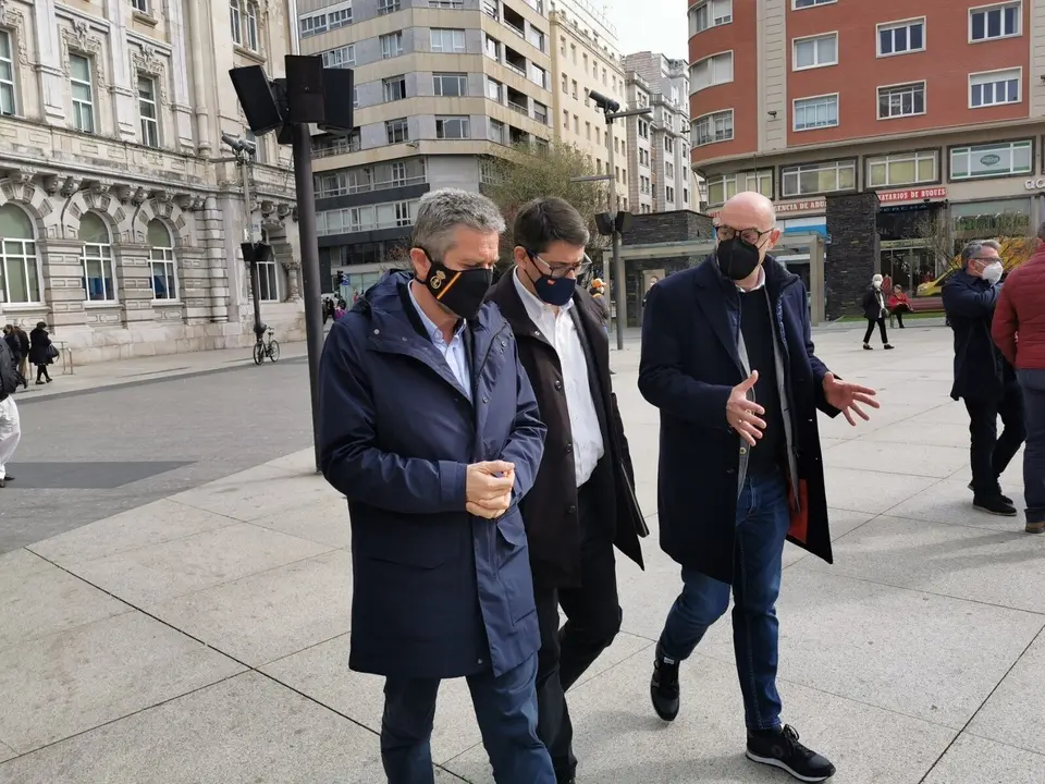 El l&iacute;der de Cs Cantabria, F&eacute;lix &Aacute;lvarez (derecha), con los concejales de Cs en el Ayuntamiento de Santander, Javier Ceruti (izda) y Felipe P&eacute;rez Manso (centro)