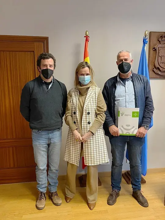 El alcalde de Hazas de Cesto, Jos&eacute; Mar&iacute;a Ruiz G&oacute;mez, la presidenta del COF, Rita de la Plaza, y un representante de la farmacia de Beranga durante una reuni&oacute;n informativa