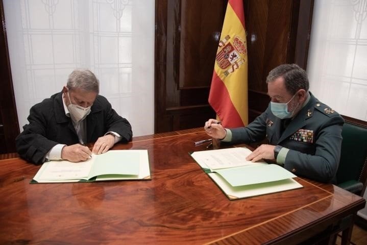 El director Adjunto Operativo (DAO) de la Guardia Civil, Pablo Salas, firma un convenio con la Federación Española de Asociaciones de Amigos del Camino de Santiago