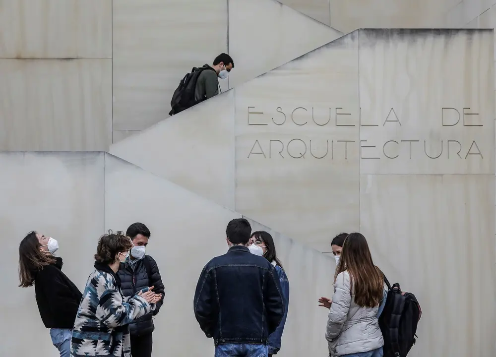 Varios estudiantes en una facultad de la Universidad de Valencia