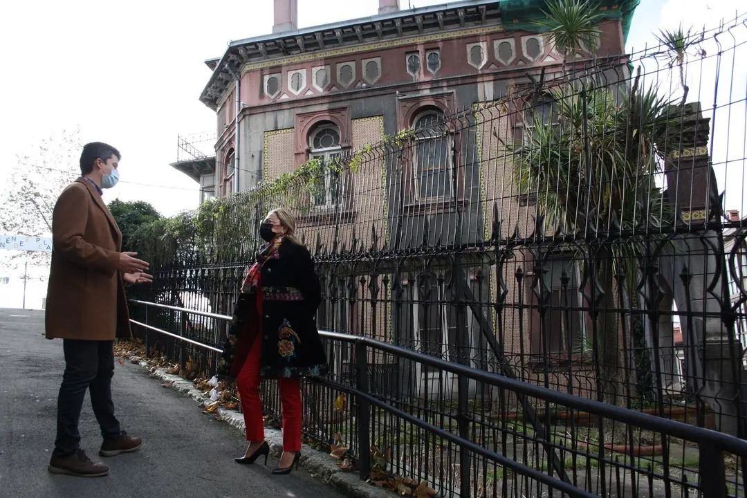 Archivo - Fern&aacute;ndez y Gonz&aacute;lez, concejales del PSOE, en el Palacio de Cortiguera