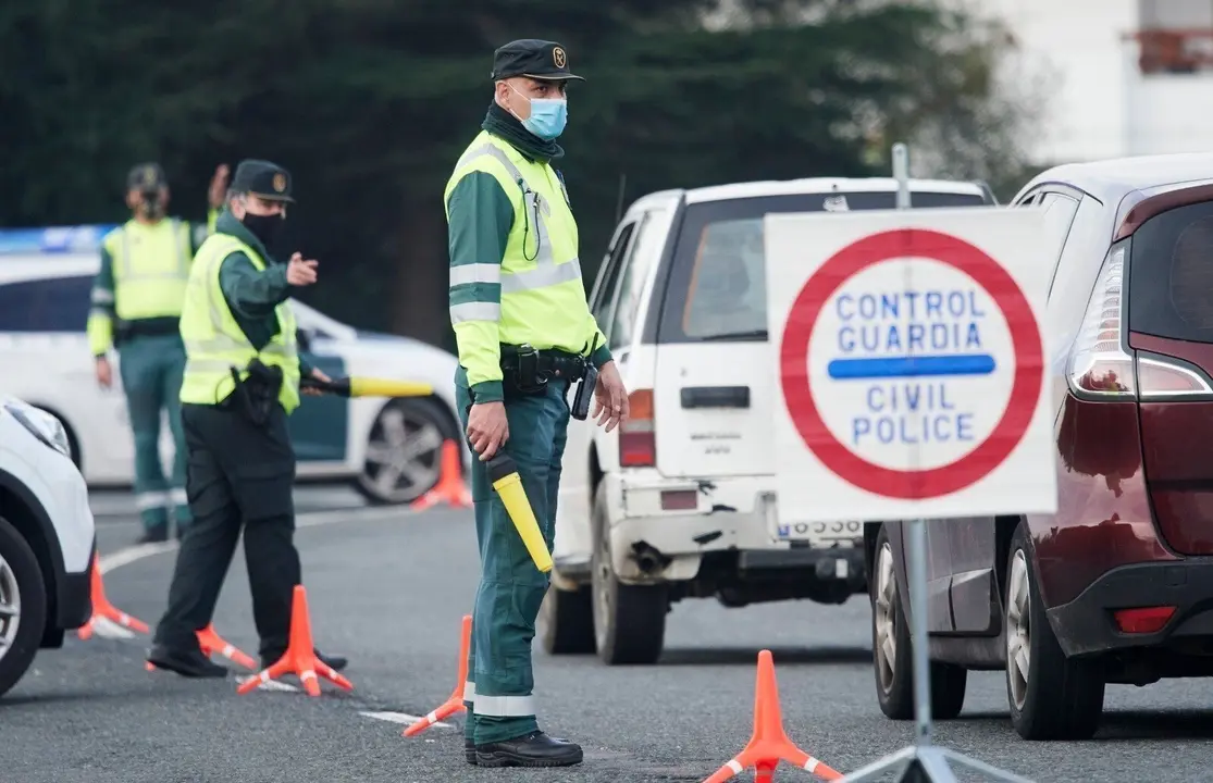 Archivo - Control de la Guardia Civil en un municipio c&aacute;ntabro. Archivo