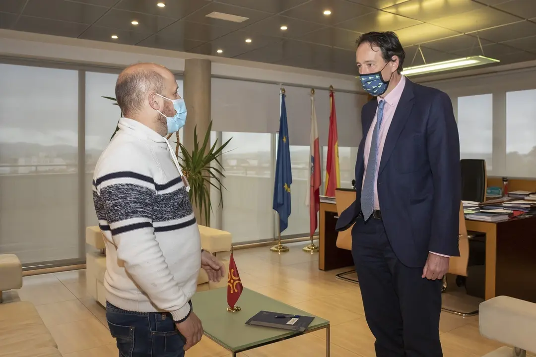 El consejero de Obras P&uacute;blicas, Ordenaci&oacute;n del Territorio y Urbanismo, Jos&eacute; Luis Gochicoa, recibe al alcalde de B&aacute;rcena de Pie de Concha, Agust&iacute;n Mantec&oacute;n