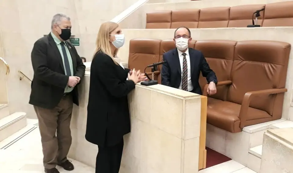 El presidente del Parlamento de Cantabria, Joaqu&iacute;n G&oacute;mez (izda); la portavoz del grupo socialista, Noelia Cobo, y el abogado y pol&iacute;tico socialista Juan Andr&eacute;s Perell&oacute;