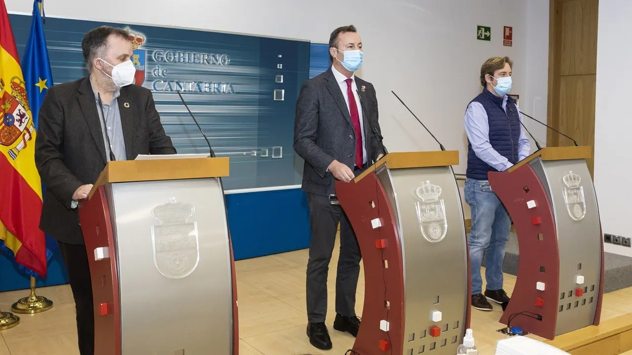 El Consejero Guillermo Blanco, El Director General Antonio Lucio Y El Presidente De La Federaci&oacute;n De Municipios De Cantabria, Pablo Diestro, Presentan La Orden De Regulaci&oacute;n De Las Quemas Controladas.