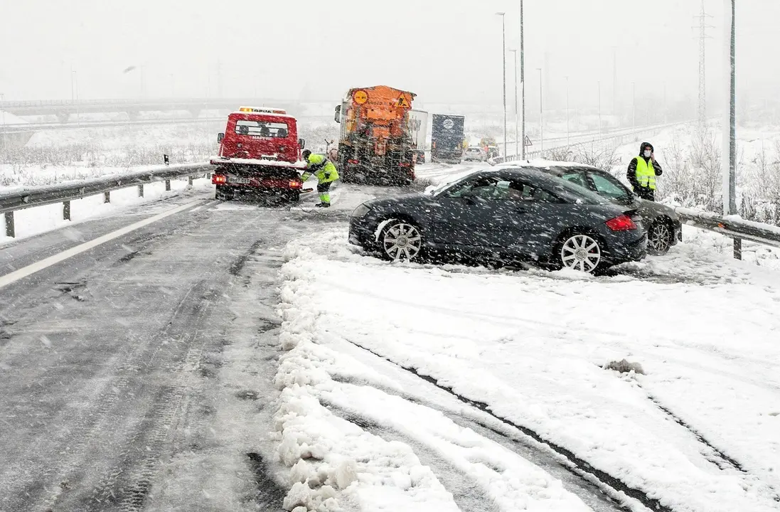 Un veh&iacute;culo permanece en el arc&eacute;n de una autov&iacute;a por la nevada en Burgos, Castilla y Le&oacute;n (Espa&ntilde;a), a 8 de marzo de 2021. La nieve ha sorprendido a los burgaleses este lunes desde primera hora de la ma&ntilde;ana, a pesar de que no hab&iacute;a aviso en las previsiones