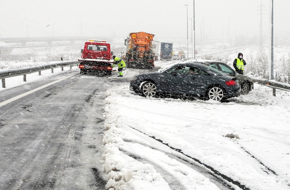 Un vehículo permanece en el arcén de una autovía por la nevada en Burgos, Castilla y León (España), a 8 de marzo de 2021. La nieve ha sorprendido a los burgaleses este lunes desde primera hora de la mañana, a pesar de que no había aviso en las previsiones
