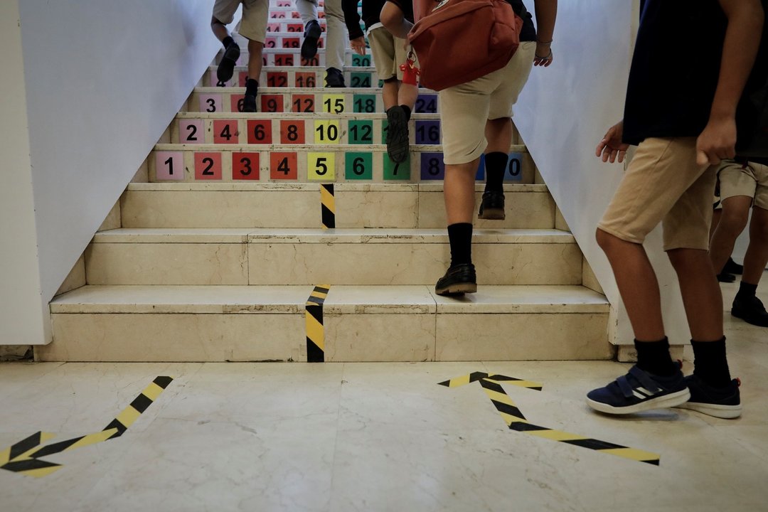 Archivo - Niños subiendo escaleras en un colegio