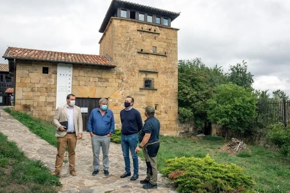 El consejero de Medio Ambiente, Guillermo Blanco, en el centro de visitantes de Monte Hijedo (Valderredible)