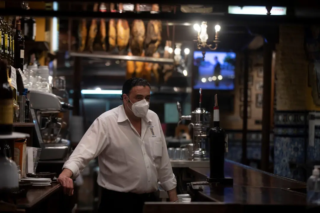 Un camarero en la barra de un bar. Andaluc&iacute;a ampl&iacute;a hasta las 21.30 horas la apertura de hosteler&iacute;a y comercio en municipios con nivel 2 de alerta. En Sevilla (Andaluc&iacute;a, Espa&ntilde;a), a 05 de marzo de 2021.