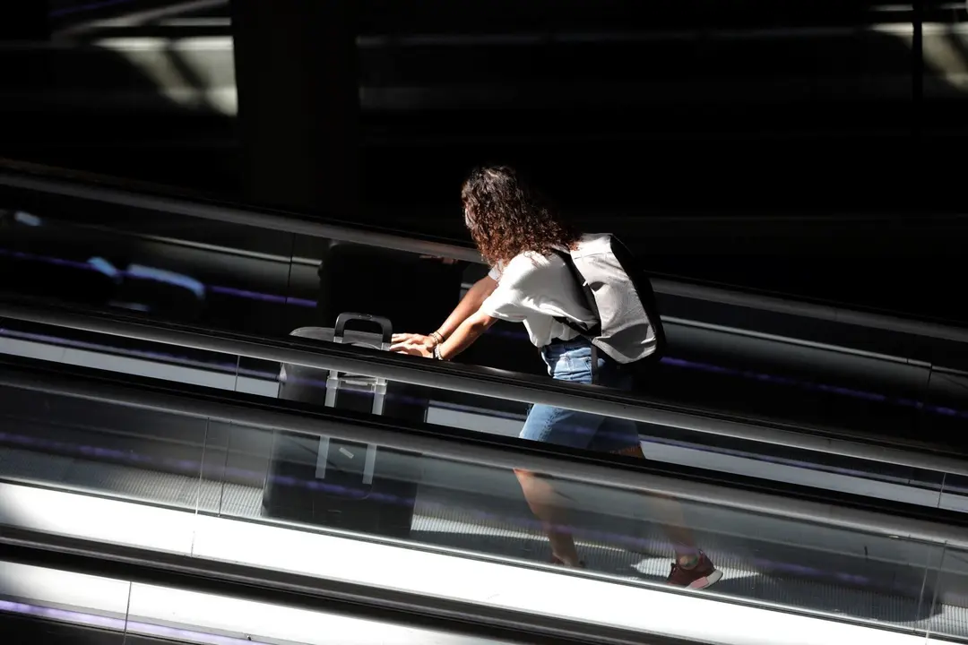 Archivo - Una mujer con una maleta. Archivo