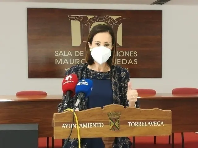 La portavoz del PP de Torrelavega, Marta Fern&aacute;ndez Teijeiro, en la rueda de prensa