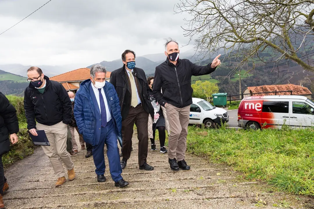 El presidente de Cantabria, Miguel &Aacute;ngel Revilla, Jos&eacute; Luis Gochicoa, visitan la mejora de la plataforma de la CA-661 en el acceso a la localidad de La Busta.