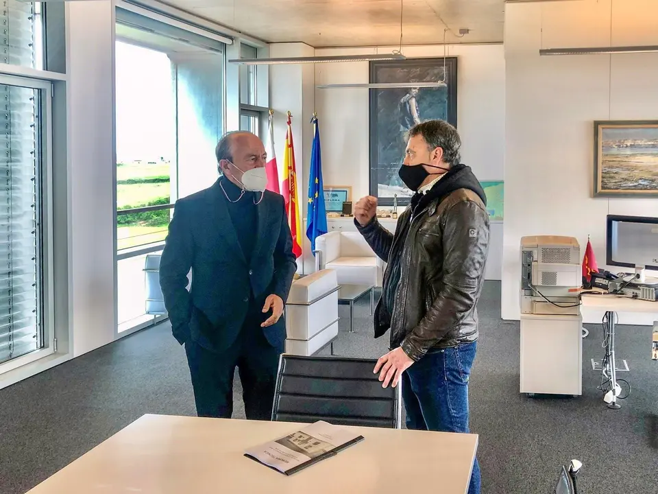 El consejero de Industria, Turismo, Innovaci&oacute;n, Transporte y Comercio, Javier L. Marcano, recibe al alcalde de Ruesga, Jes&uacute;s Ram&oacute;n Ochoa