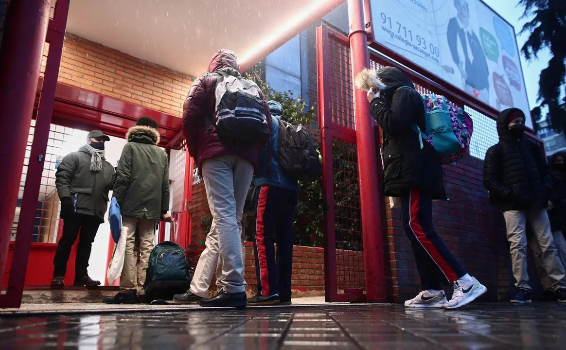 Archivo - Varios alumnos esperan antes de entrar al colegio