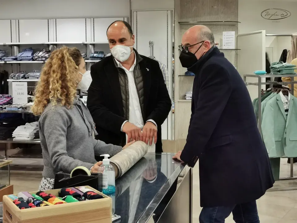F&eacute;lix &Aacute;lvarez y Julio Ricciardielo (Cs) en un comercio de Torrelavega