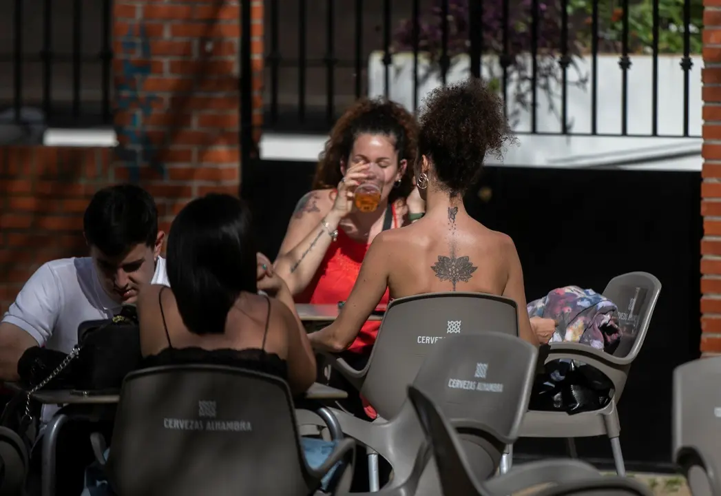 Personas en la terraza de un bar en Sevilla (Andaluc&iacute;a, Espa&ntilde;a), a 12 de marzo de 2021.